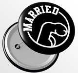 Junggesellenshirts.de Button JGA Button "Internationales Zeichen für Verheiratet"