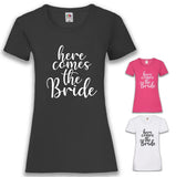 JGA Shirt Braut "Here Comes The Bride" - Junggesellenshirts.de