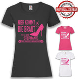 JGA Shirt Braut "Hier Kommt Die Braut" - Junggesellenshirts.de