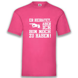 JGA Shirt Team "Er Heiratet, Aber Ich Bin Noch Zu Haben" - Junggesellenshirts.de