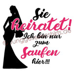 Junggesellenshirts.de Damenshirt JGA Shirt Team "Sie Heiratet! Ich Bin Nur Zum Saufen Hier!"