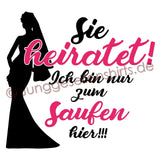 Junggesellenshirts.de Damenshirt JGA Shirt Team "Sie Heiratet! Ich Bin Nur Zum Saufen Hier!"
