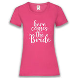 Junggesellenshirts.de Damenshirt XS / Fuchsia JGA Shirt Braut "Here Comes The Bride"