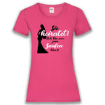 Junggesellenshirts.de Damenshirt XS / Fuchsia JGA Shirt Team "Sie Heiratet! Ich Bin Nur Zum Saufen Hier!"