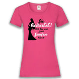Junggesellenshirts.de Damenshirt XS / Fuchsia JGA Shirt Team "Sie Heiratet! Ich Bin Nur Zum Saufen Hier!"