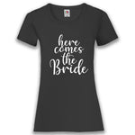 Junggesellenshirts.de Damenshirt XS / Schwarz JGA Shirt Braut "Here Comes The Bride"