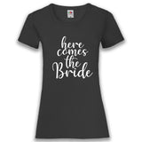 Junggesellenshirts.de Damenshirt XS / Schwarz JGA Shirt Braut "Here Comes The Bride"