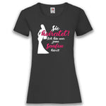 Junggesellenshirts.de Damenshirt XS / Schwarz JGA Shirt Team "Sie Heiratet! Ich Bin Nur Zum Saufen Hier!"