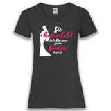Junggesellenshirts.de Damenshirt XS / Schwarz JGA Shirt Team "Sie Heiratet! Ich Bin Nur Zum Saufen Hier!"