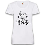 Junggesellenshirts.de Damenshirt XS / Weiß JGA Shirt Braut "Here Comes The Bride"