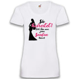 Junggesellenshirts.de Damenshirt XS / Weiß JGA Shirt Team "Sie Heiratet! Ich Bin Nur Zum Saufen Hier!"